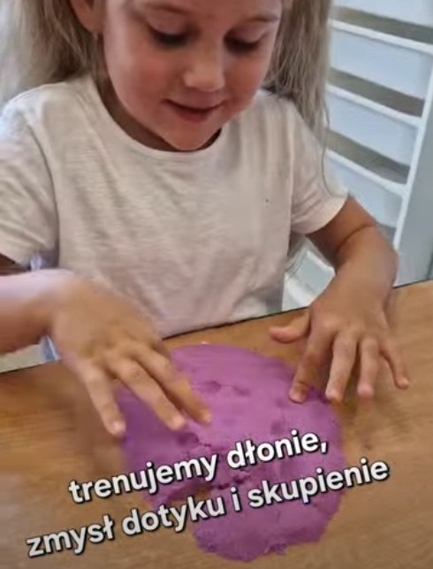 Dotknij, ugnieć, stwórz! Zabawa piaskiem kinetycznym u naszych Ananasów